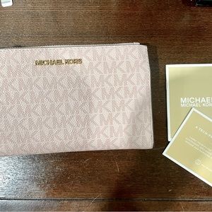 SUPER Cute Michael Kors Authentic - Jet Set Travel Quarter-Zip Wallet - NWT